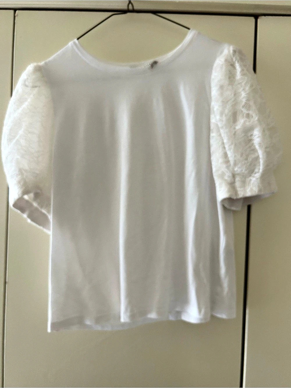 alice + olivia Lace Sleeve Top in White Size Medium Like New